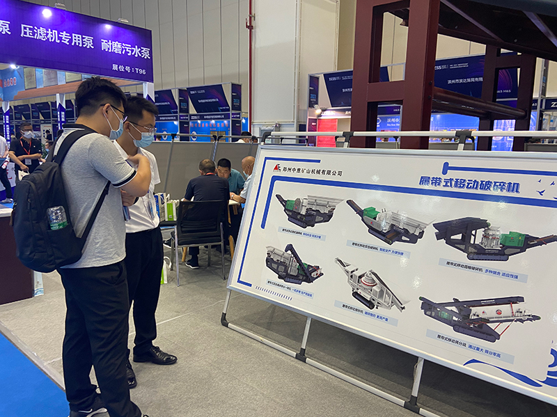 銷售經(jīng)理給客戶介紹中意履帶移動(dòng)破碎設(shè)備