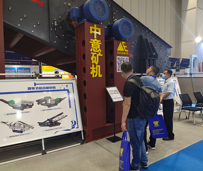 銷售經(jīng)理為客戶講解3080大型稀油振動(dòng)篩